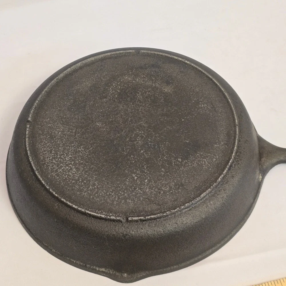 Vintage Unmarked Cast Iron Skillet‎ 10.5 Inch Round Pan with Heat Ring No 8